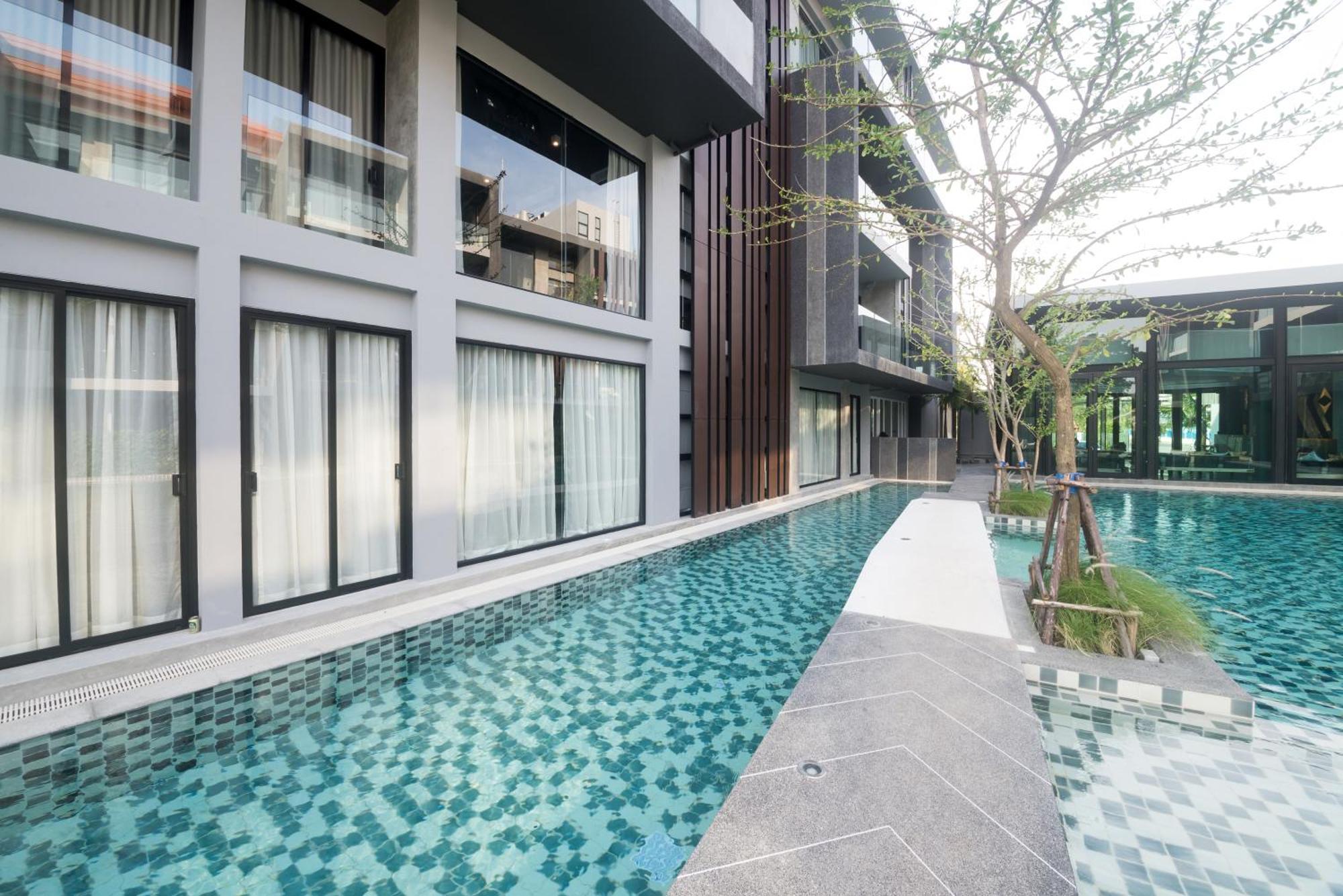 Grand Deluxe Double Room Pool Access
