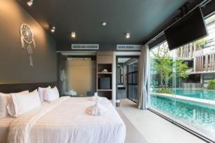Grand Deluxe Double Room Pool Access